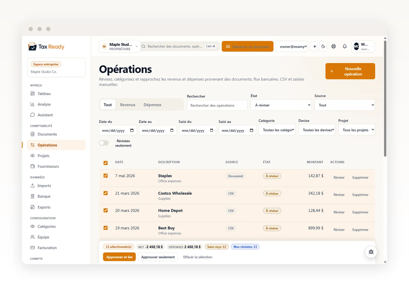 Liste de transactions avec un lot de lignes importées sélectionnées et une barre indiquant le nombre sélectionné, le total net et combien restent à réviser